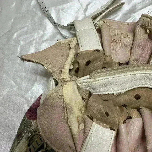 ELLE Brand Woman’s Floral Handbag With Multisectioned/Pocketed Inside - Picture 9 of 10